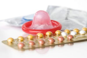 Die Pille, ein Kondom und andere Verhütungsmittel