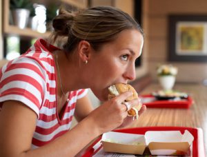 Der Artikel berichtet von Suchtverhalten bezüglich Junk Food.