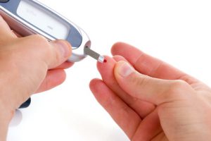 Diabetiker macht einen Blutzuckerspiegeltest am Finger