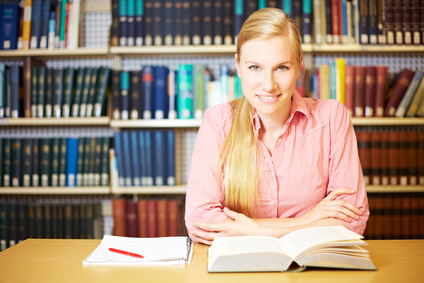 Eine Studentin beim Lernen in einer Bibliothek