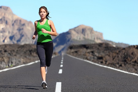 Joggerin auf Landstraße