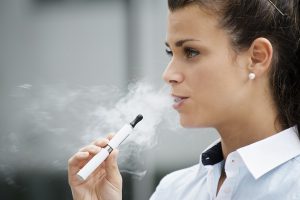 Junge Frau die E-Zigarette raucht