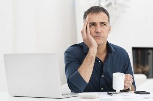 Trauriger Mann am Schreibtisch